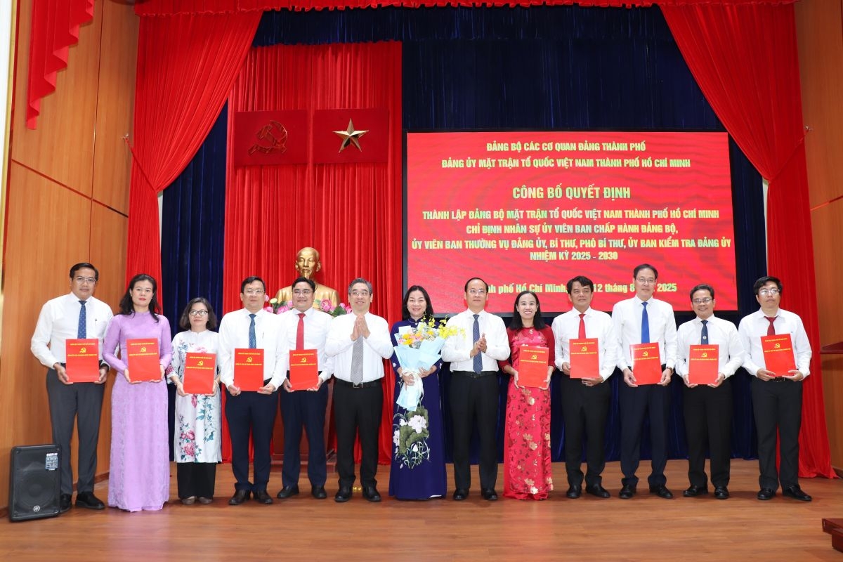 Trao quyết định và hoa chúc mừng Ban Chấp hành Đảng bộ Ủy ban Mặt trận Tổ quốc Việt Nam TP.HCM (ảnh: A.H)