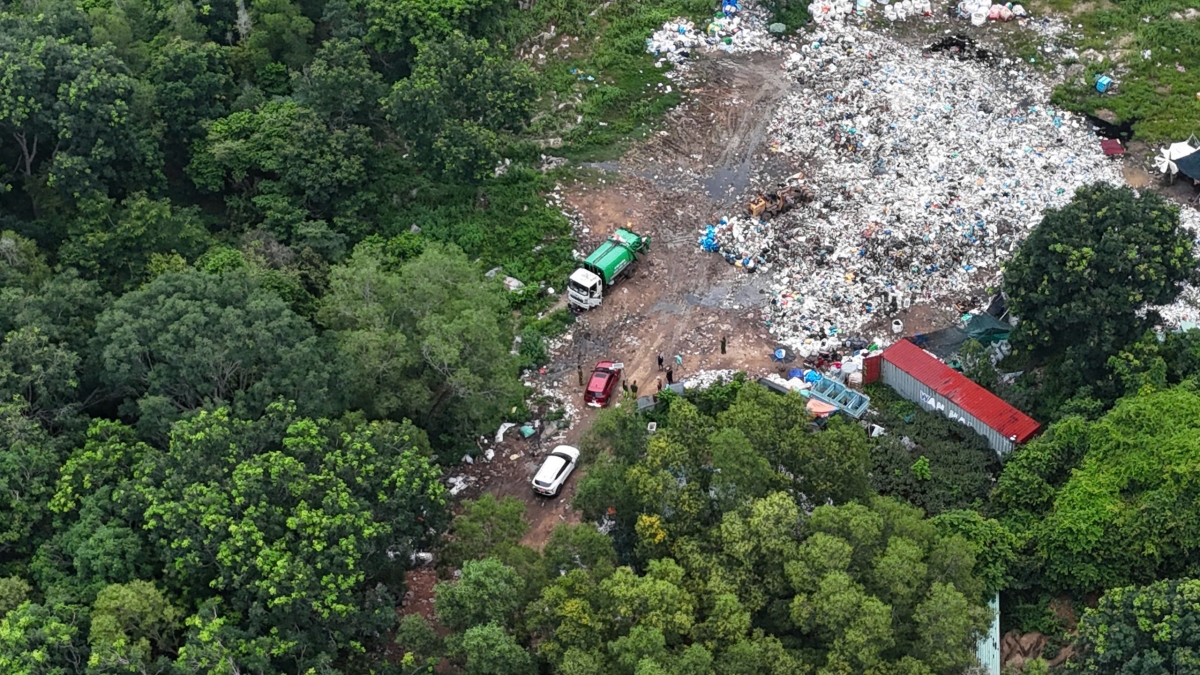 Hiện trường hàng trăm tấn rác được đổ trộm tại xã Long Hải, TP.HCM. (Ảnh: CACC)