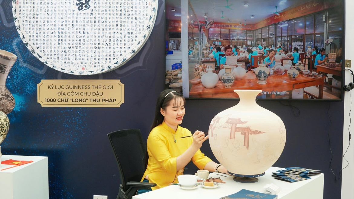 Nghệ nhân gốm Chu Đậu trình diễn nghệ thuật vẽ trên gốm