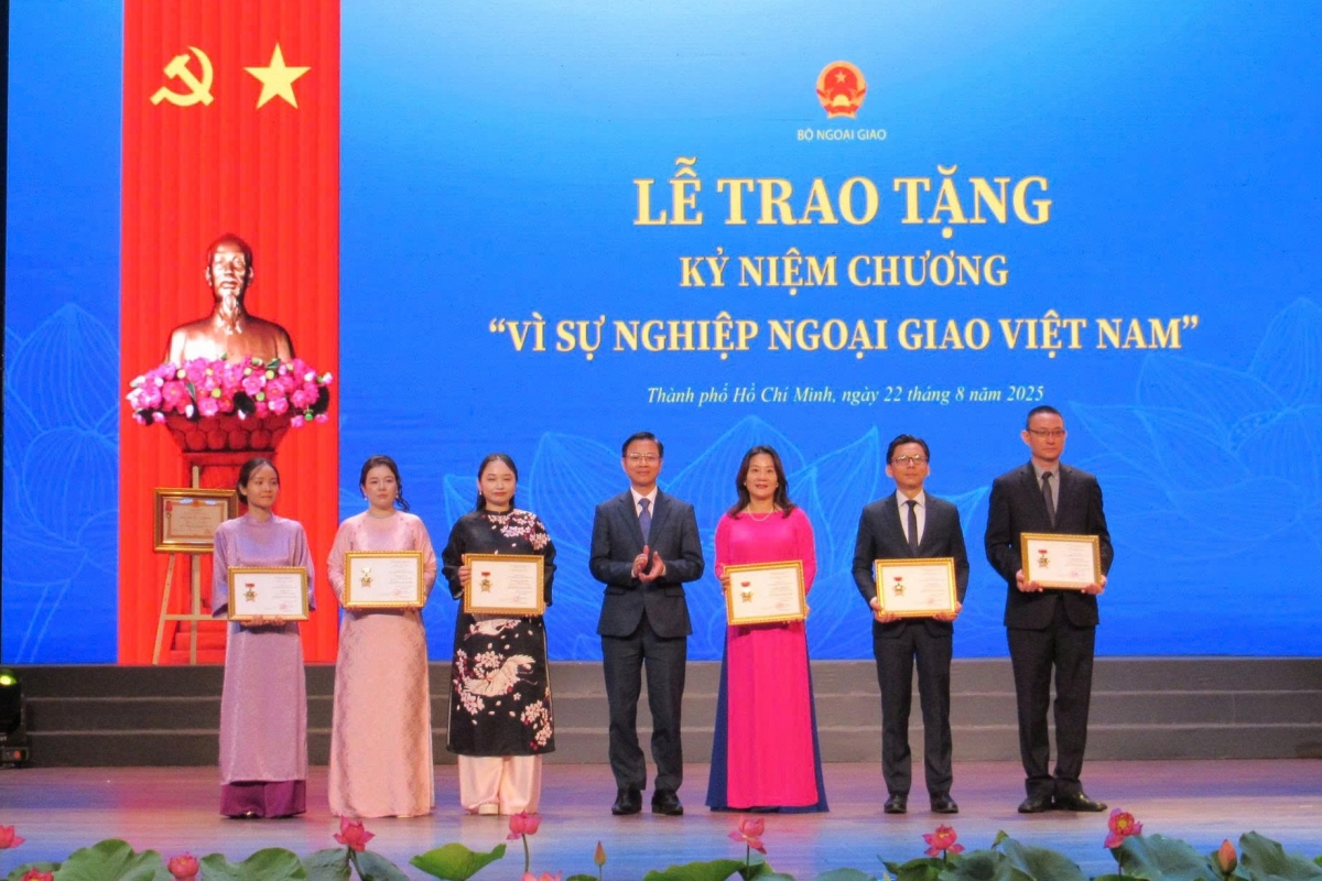 Trao Kỷ niệm chương Vì sự nghiệp ngoại giao Việt Nam