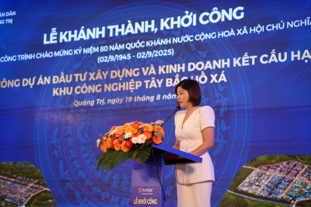 Bà Nguyễn Thị Nga - Đại diện Khu công nghiệp Tây Bắc Hồ Xá phát biểu tại Lễ khởi công