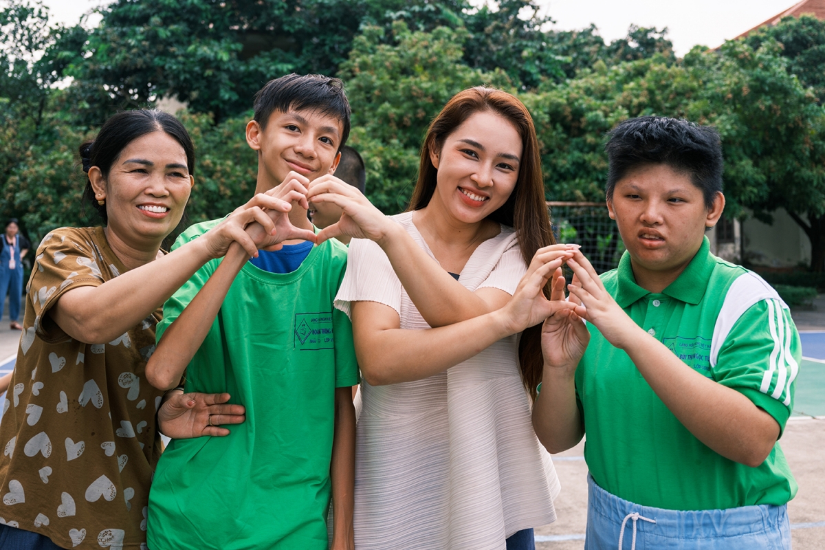 Trước đó, cô đã có buổi giao lưu cùng các nạn nhân chất độc màu da cam tại Làng Hữu nghị Việt Nam