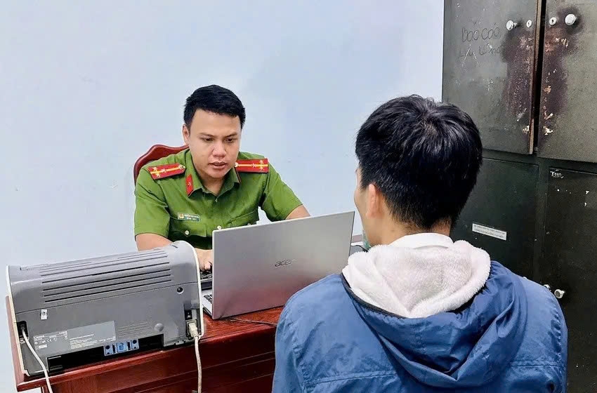 Nạn nhân D trình báo cơ quan công an. Ảnh: CA