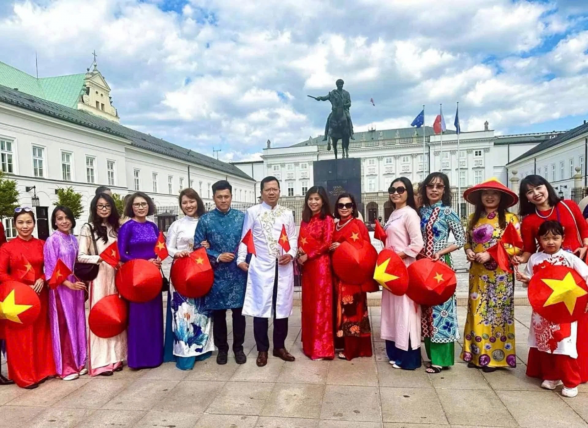 The event, jointly organised by the Vietnamese Embassy, the Vietnamese Women's Association and Vietnamese community organisations in Poland, aims to introduce the country's culture to international friends while fostering pride and connection across generations.