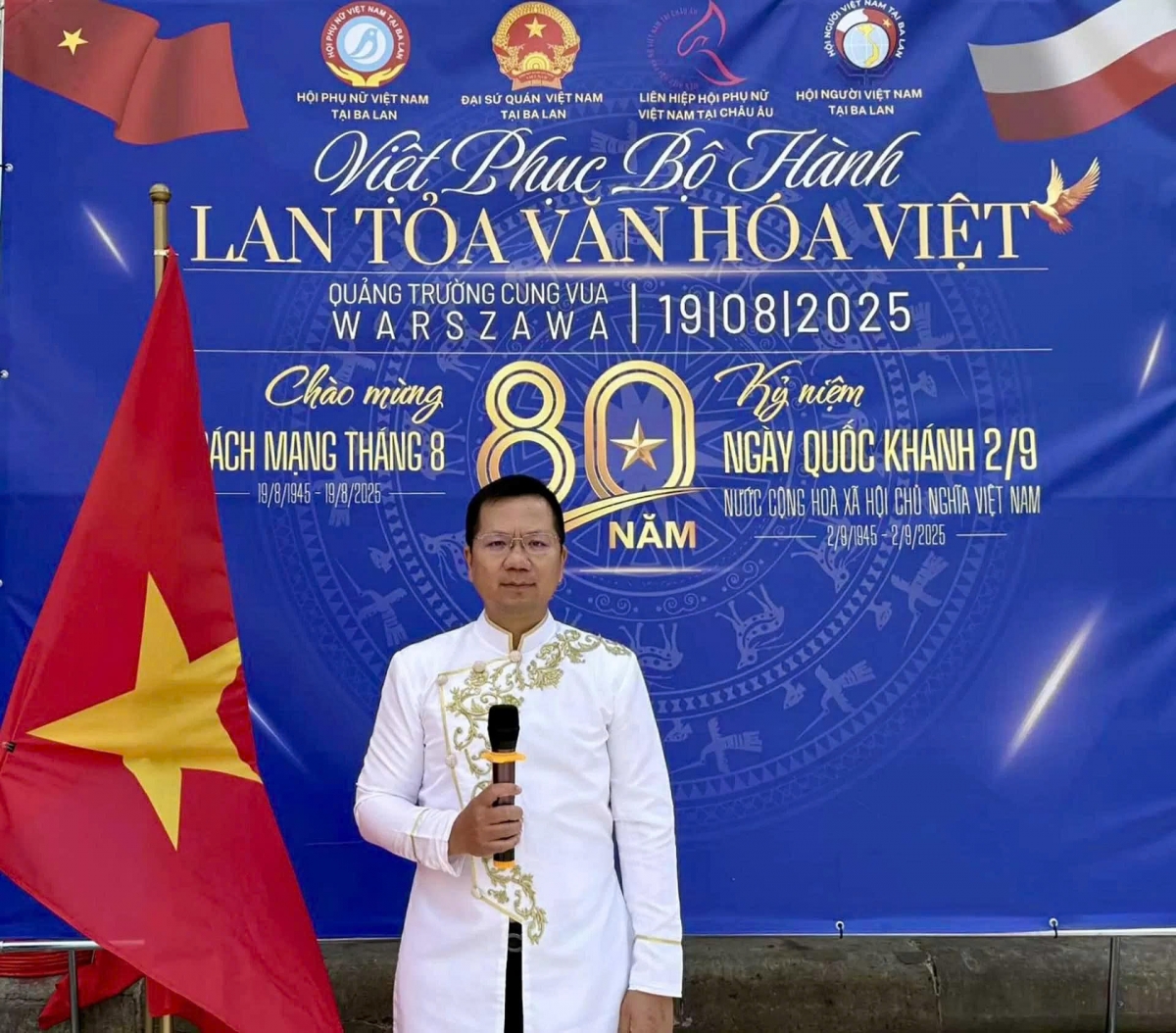 Addressing the event, Vietnamese Ambassador to Poland Ha Hoang Hai affirms that the parade not only honours Ao Dai, the traditional costume of Vietnam, but also provides a chance for Vietnamese expats to express theỉ love for the homeland.