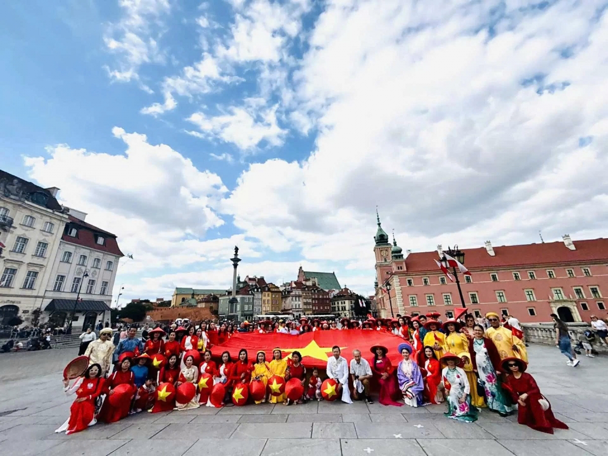 The programme marks the launch of the Ao Dai parade for Vietnamese women in major European cities, an initiative of the Vietnamese Women’s Union in Europe. It aims to affirm national pride, foster solidarity within the overseas Vietnamese community, and promote the beauty of Vietnam to international friends.