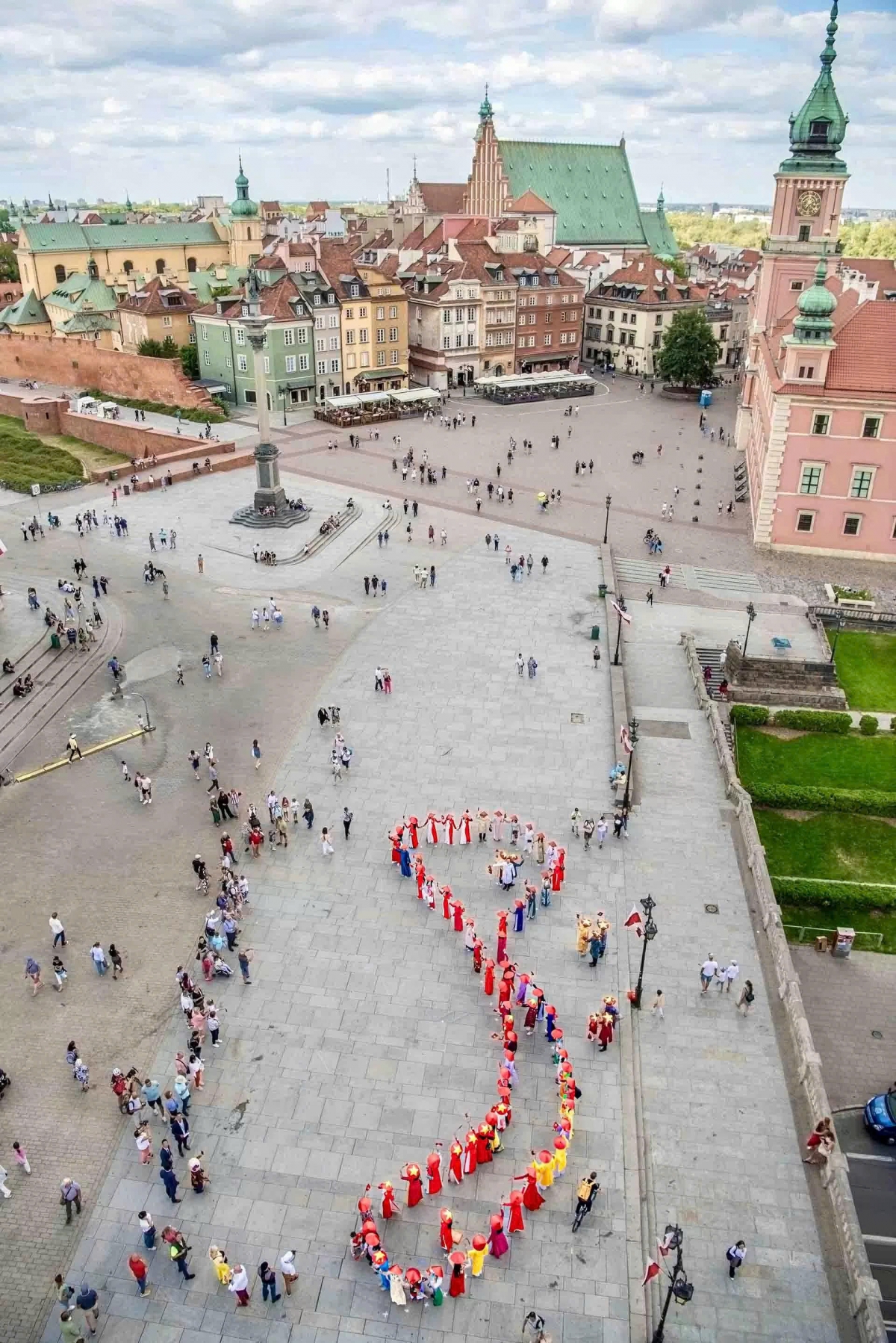 Overseas Vietnamese shape the map of the fatherland in capital Warszawa.