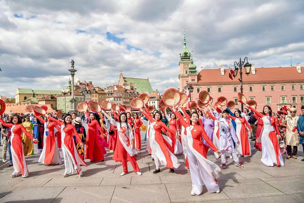 A folk dance performance of Vietnamese women is held in Warszawa, Poland on August 19.