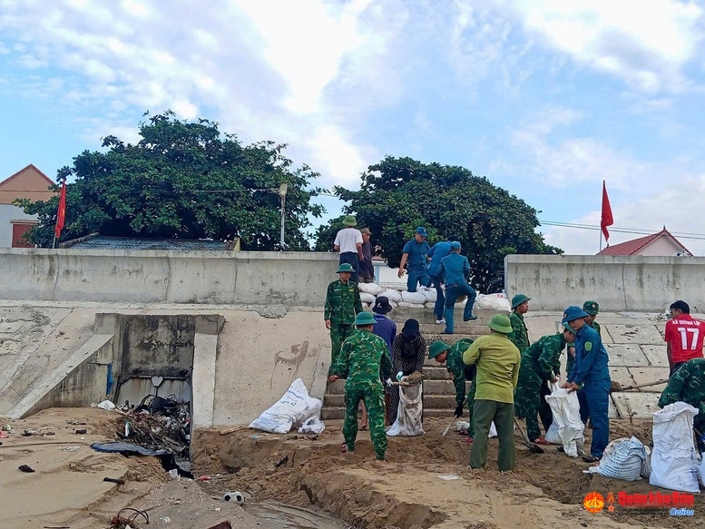 Cán bộ chiến sĩ Đồn Biên phòng Quỳnh Phương cùng cấp uỷ, chính quyền địa phương và Nhân dân địa phương tổ chức gia cố đê biển thuộc phường Tân Minh, phường Tân Mai, tỉnh Nghệ An.