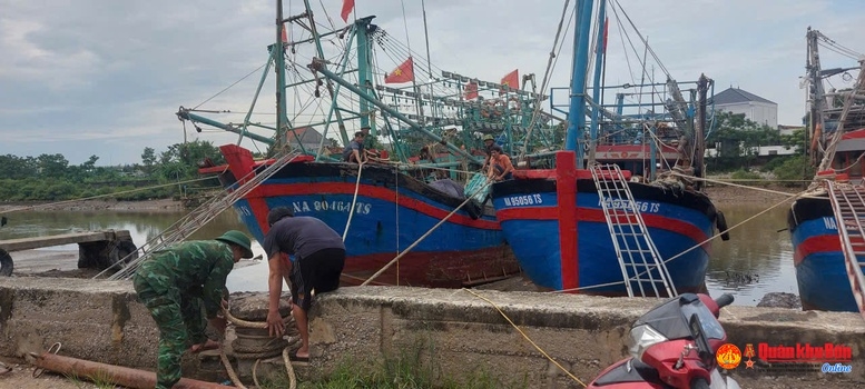 Cán bộ Đồn Biên phòng Quỳnh Thuận, tỉnh Nghệ An hỗ trợ ngư dân neo đậu tàu thuyền.