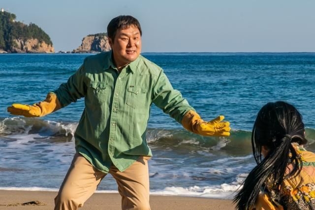 Trong “My Daughter Is a Zombie”, Yoon Kyung-ho được đánh giá cao nhờ khả năng diễn hài duyên dáng. (Ảnh: CGV)