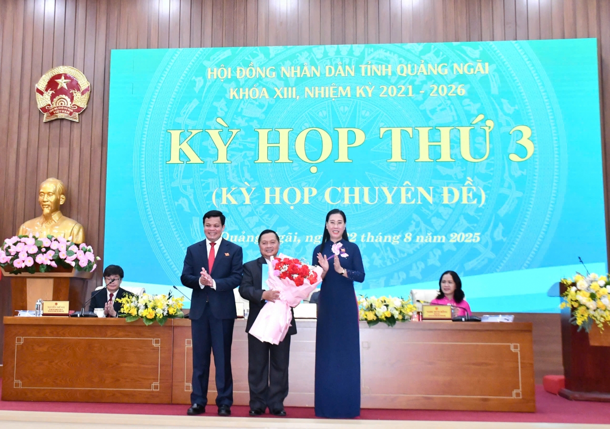 Bà Bùi Thị Quỳnh Vân, Bí thư Tỉnh ủy Quảng Ngãi (bên phải) tặng hoa chúc mừng  ông A Vượng (người cầm hoa) giữ chức vụ Trưởng Ban Dân tộc của HĐND tỉnh Quảng Ngãi, nhiệm kỳ 2021-2026