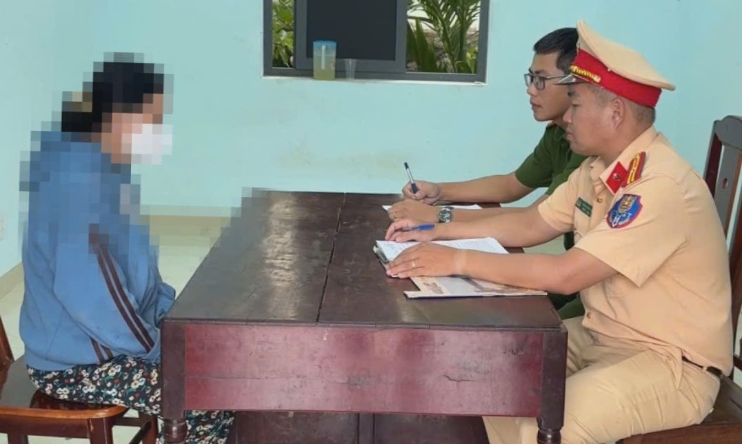 Bà L. làm việc với lực lượng chức năng.