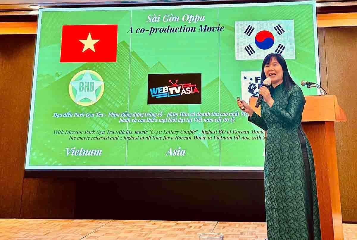 Bà Ngô Bích Hạnh, Phó chủ tịch BHD phát biểu và giới thiệu dự án phim "Sài Gòn Oppa" tại tọa đàm. (Ảnh: đơn vị cung cấp)
