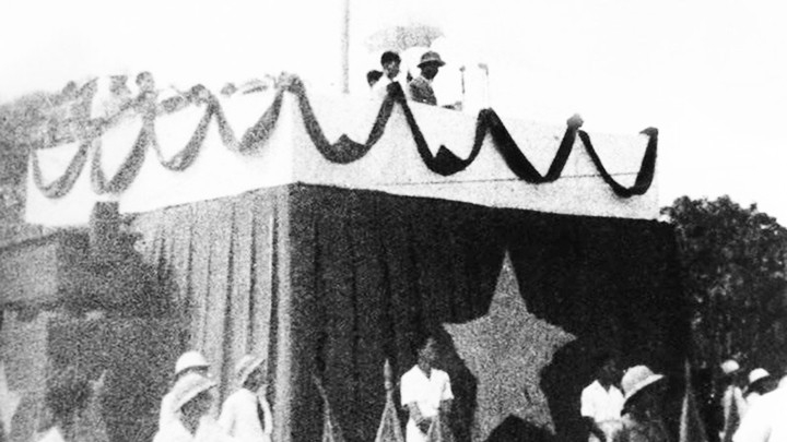 Ngày 2/9/1945, tại Quảng trường Ba Đình, Chủ tịch Hồ Chí Minh đọc Tuyên ngôn Độc lập, khai sinh nước Việt Nam Dân chủ Cộng hòa. Ảnh tư liệu
