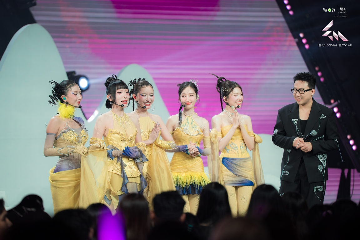 Đội Em xinh Bích Phương với "Bắc thang lên hỏi ông trời" 