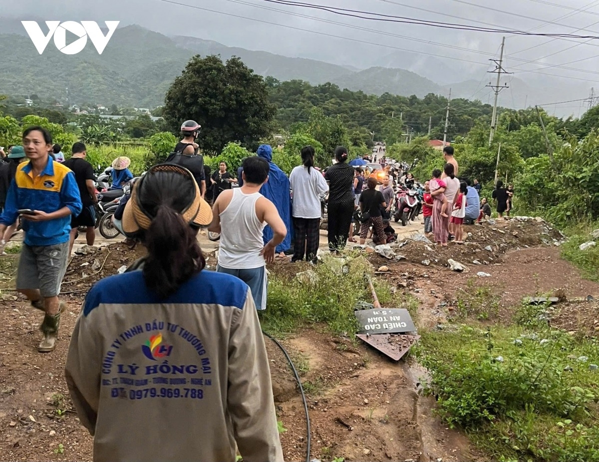 Người dân vùng lũ Nghệ An hoảng loạn vì thông tin vỡ đập Thủy điện Bản Vẽ.