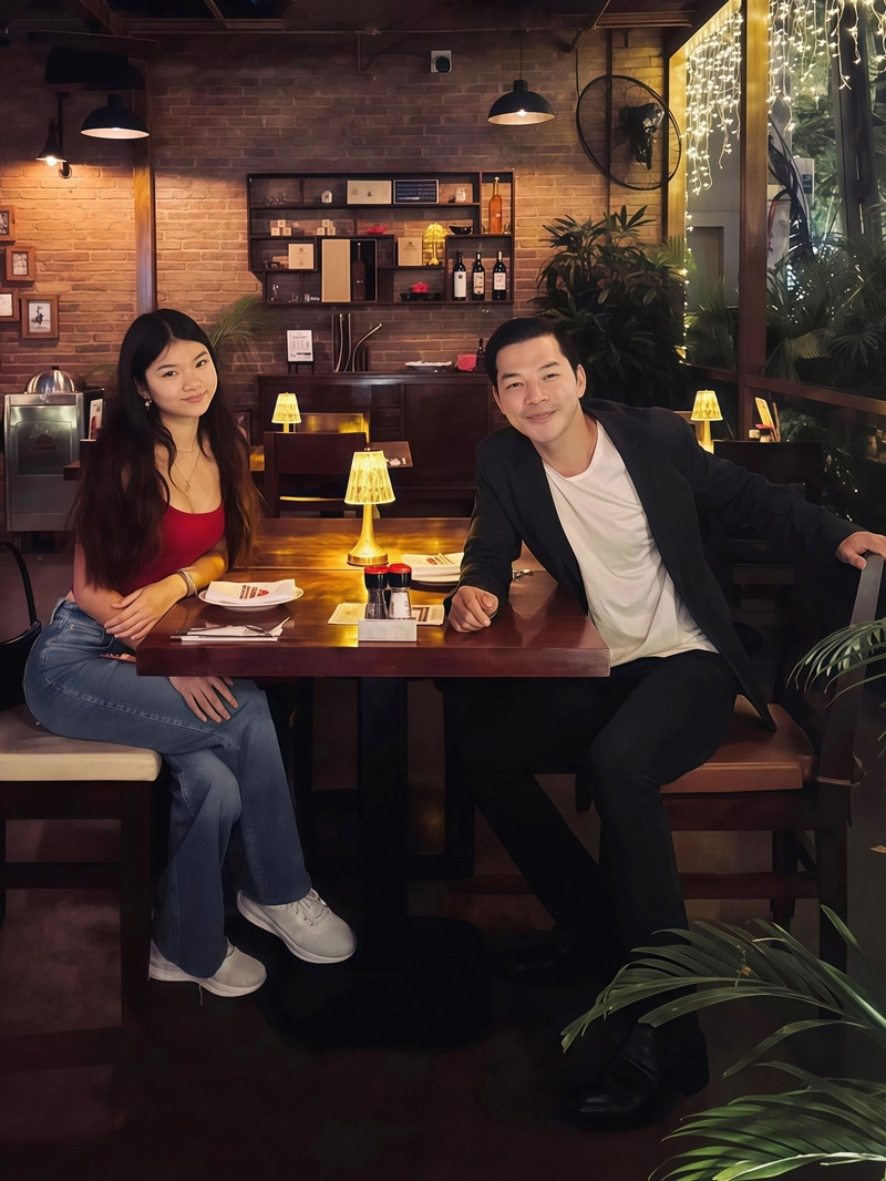 Bảo Tiên - con gái 17 tuổi xinh đẹp của diễn viên Trần Bảo Sơn và Trương Ngọc Ánh - thu hút ánh nhìn với phong cách thời trang trẻ trung khi cùng bố thưởng thức bữa tối.
