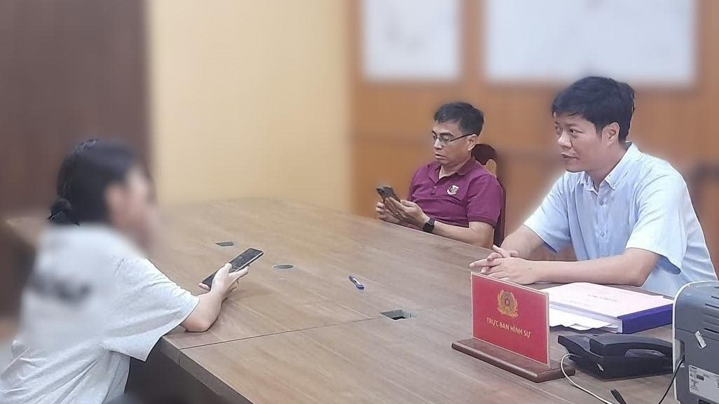 Lực lượng chức năng làm việc với nạn nhân (Ảnh: Công an tỉnh Đồng Nai)