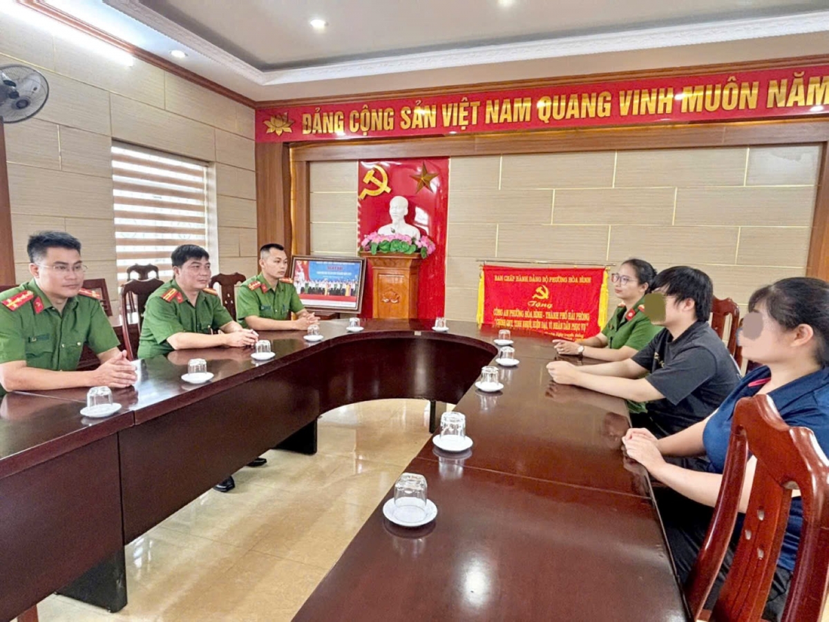  Công an phường Hoà Bình và Phòng Cảnh sát hình sự trao làm việc với mẹ con chị Nguyễn Thị Th. (Ảnh: Công an Hải Phòng)