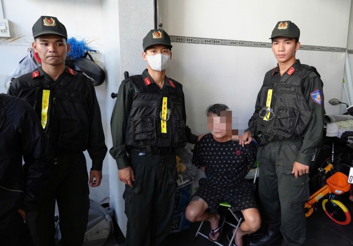 Bắt giữ đối tượng Lâm Hán Tiến. Ảnh: CALĐ