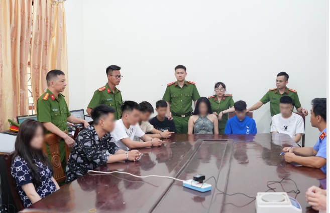 Các đối tượng tại cơ quan công an. Ảnh: Vương Linh