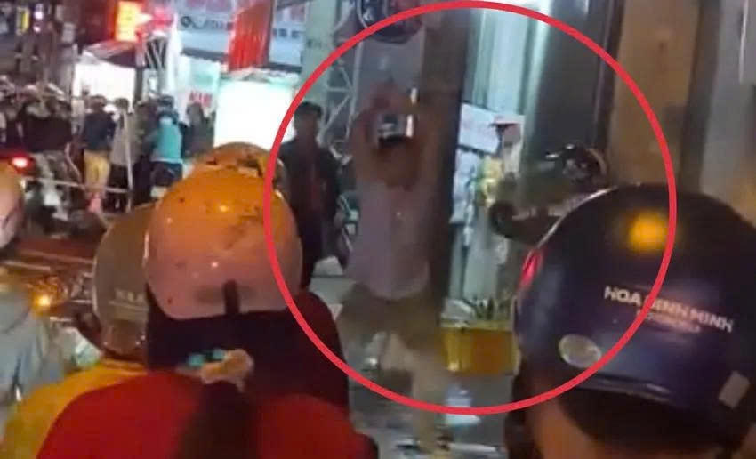Bắt tạm giam 2 người đàn ông cầm gậy sắt đuổi đánh nhau trên đường. Ảnh cắt từ clip