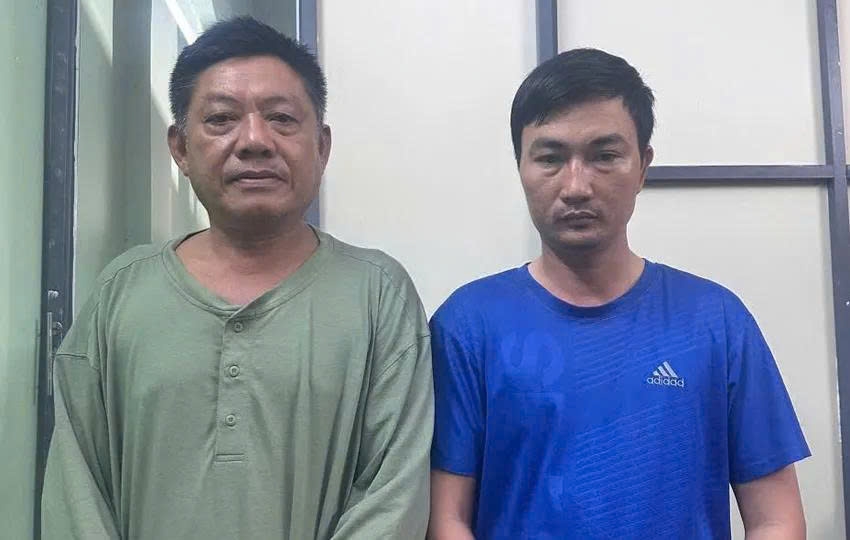 Mai Đình Bá (34 tuổi, ngụ phường Tam Bình, áo xanh bên tay phải) và Nguyễn Hùng (56 tuổi, ngụ phường Hiệp Bình)