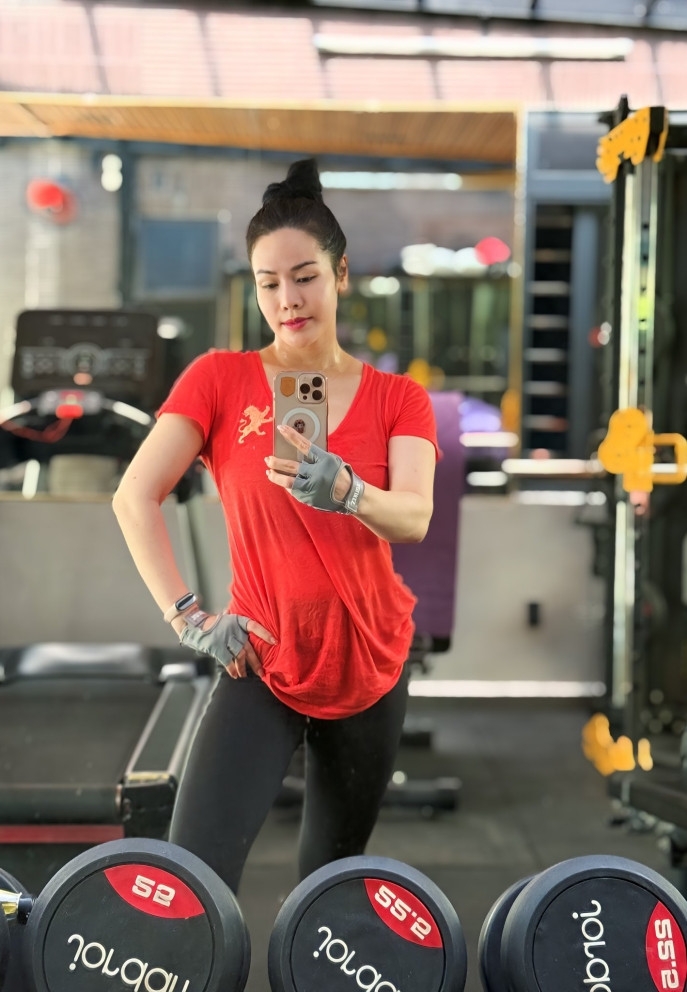 Từ sau sinh con thứ 2, Nhật Kim Anh nói cuộc sống mình hoàn toàn đổi khác. Cô sống chậm, dành trọn thời gian ở nhà thay vì tích cực trở lại showbiz. Vài tháng qua, cô tập luyện thể thao cùng huấn luyện viên riêng mỗi ngày với mục tiêu giảm mỡ.