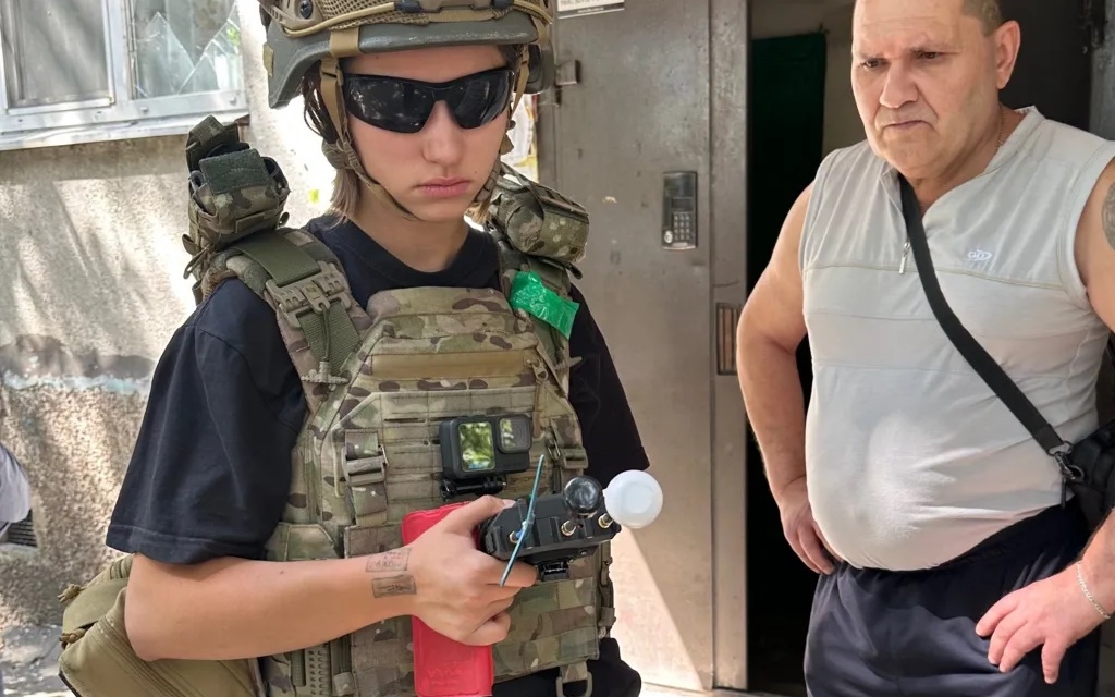 Cô Varia (người Ukraine, bên trái) cầm thiết bị dò UAV bên cạnh cư dân địa phương Kalinichenko ở thị trấn Dobropillia, Donetsk. Ảnh: BBC.