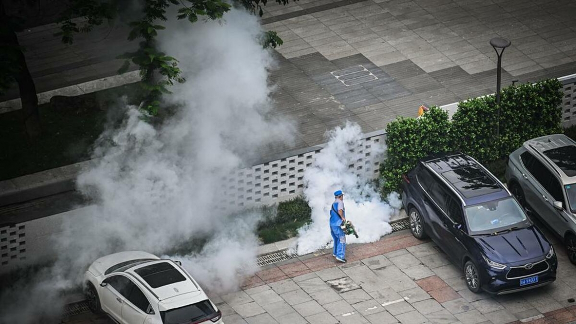 Nhân viên y tế phun thuốc diệt muỗi tại sân để xe của một tòa nhà ở Trung Quốc. Ảnh: VCG