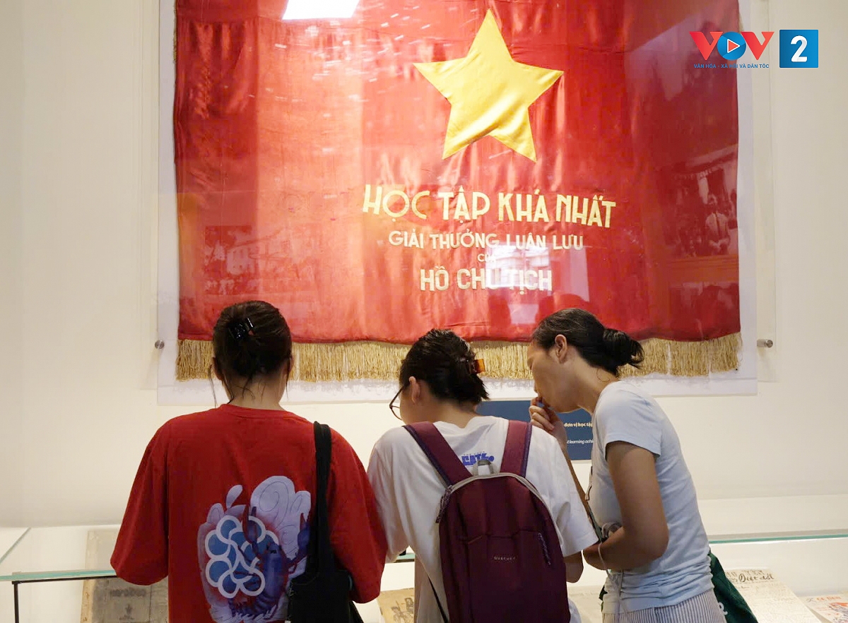 Khách tham quan tìm hiểu tài liệu tại triển lãm.