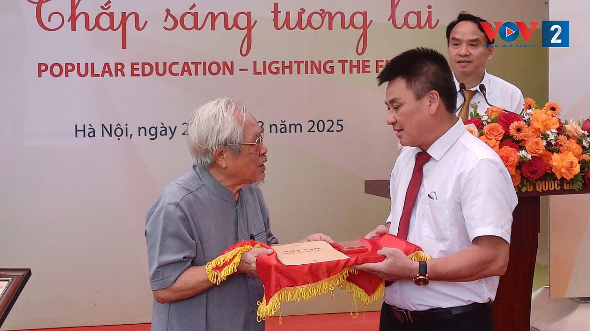 Ông Vương Mạnh Thái, con trai cụ Vương Kiêm Toàn - nguyên Giám đốc Nha Bình dân học vụ tặng hiện vật cho bảo tàng.