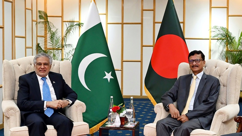 Bộ trưởng Ngoại giao Pakistan Muhammad Ishaq Dar và Cố vấn Đối ngoại của Chính phủ lâm thời Bangladesh Touhid Hossain hội đàm ngày 24/8 - Ảnh: Bộ Ngoại giao Bangladesh