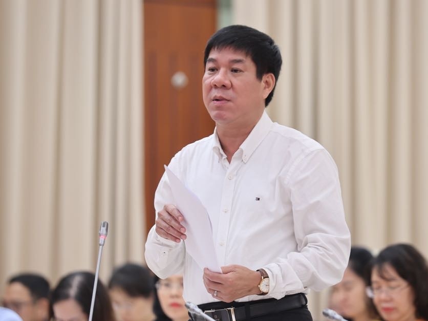 Ông Huỳnh Văn Chương, Cục trưởng Cục Quản lý chất lượng, Bộ Giáo dục và Đào tạo, trả lời câu hỏi của phóng viên về đề xuất liên quan đến kiểm định chương trình đại học trong dự thảo Luật Giáo dục đại học (sửa đổi) - Ảnh: VGP/Nhật Bắc