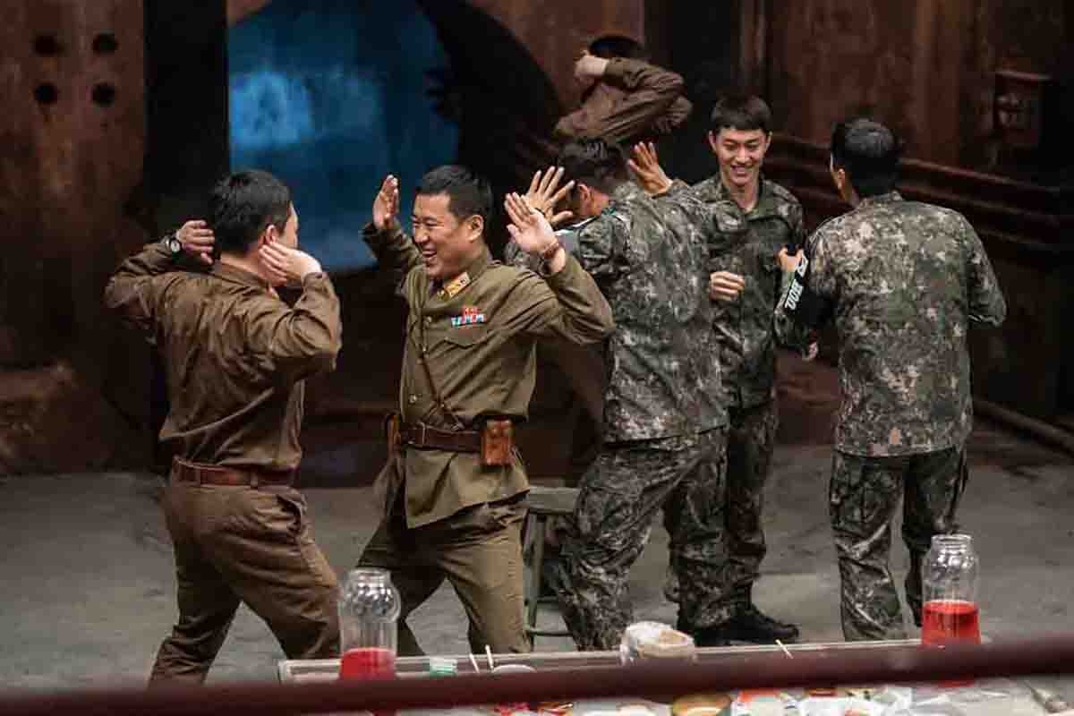 Vẫn mang phong cách hài hước của “Bỗng dưng trúng số”, kịch bản “Sài Gòn Oppa” sẽ đậm tính hài hước, tưng tửng, hứa hẹn sẽ mang đến những tình huống dở khóc dở cười. (Ảnh: Cảnh trong phim Bỗng dưng trúng số)