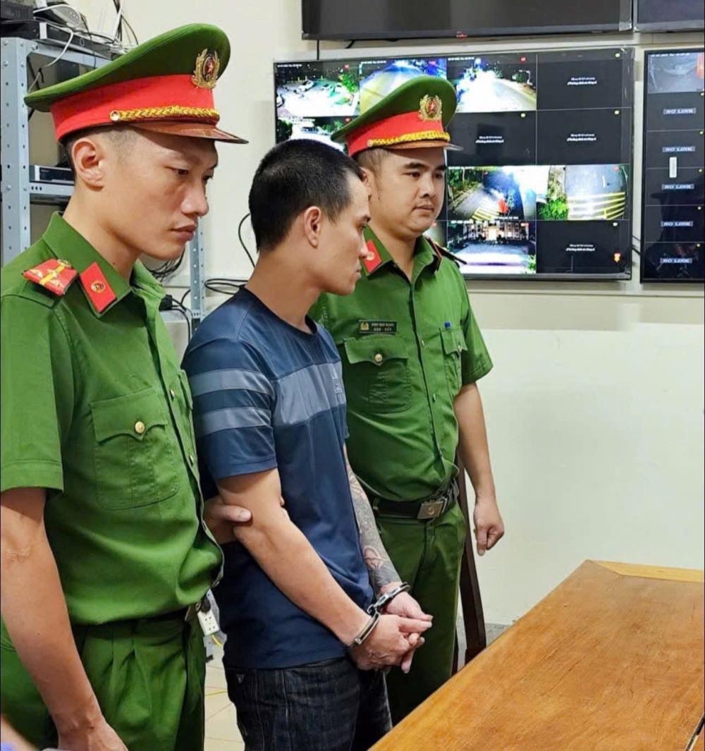 Đối tượng Nguyễn Quang Đức (ở giữa) bị khởi tố, bắt tạm giam. Ảnh: K.T