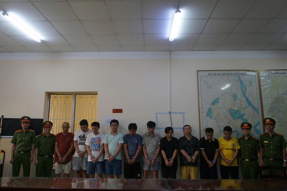 Các bị can trong đường dây “Tổ chức đánh bạc”, “Đánh bạc” dưới hình thức cá độ bóng đá trên không gian mạng với số tiền trên 20.000 tỷ đồng. (Ảnh: CACC)