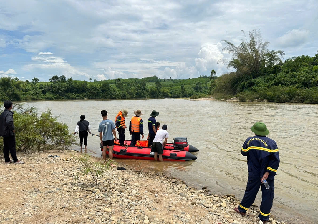 Các lực lượng chia làm nhiều mũi tìm kiếm dưới nước và ven bờ
