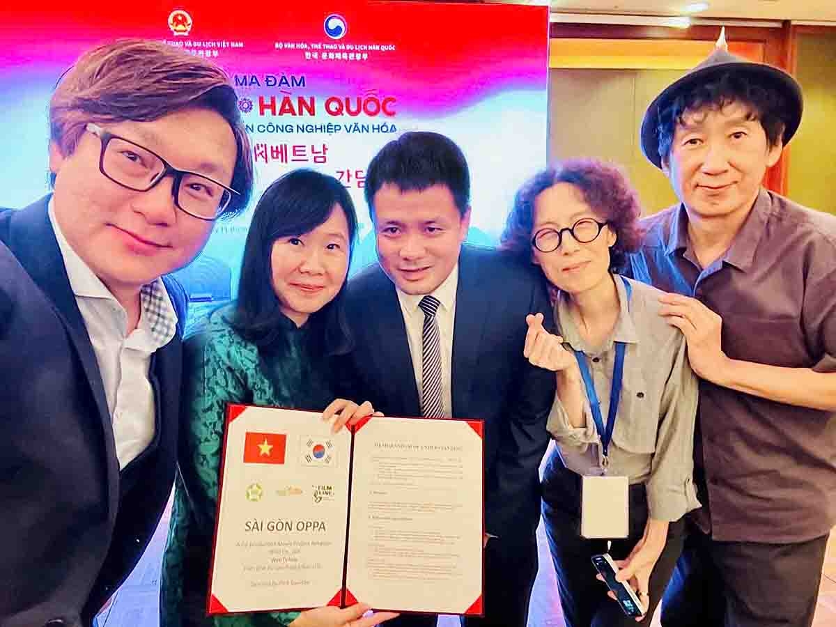 Các nhà sản xuất phim “Sài Gòn Oppa” chụp ảnh cùng ông Đặng Trần Cường, Cục Trưởng Cục Điện ảnh, Bộ Văn hóa, Thể thao và Du lịch Việt Nam. (Ảnh: đơn vị cung cấp)