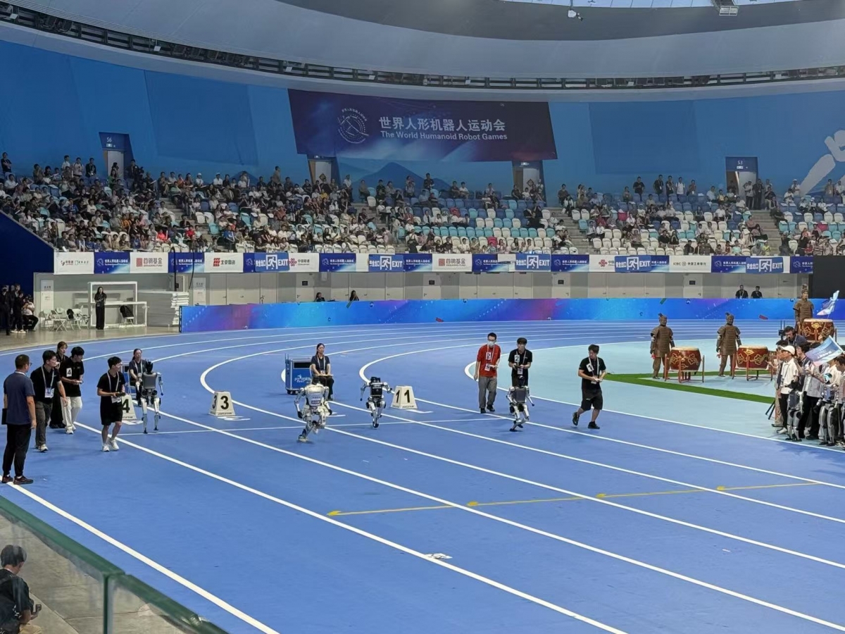 Các vận động viên robot thi chạy 100m tại lễ khai mạc.