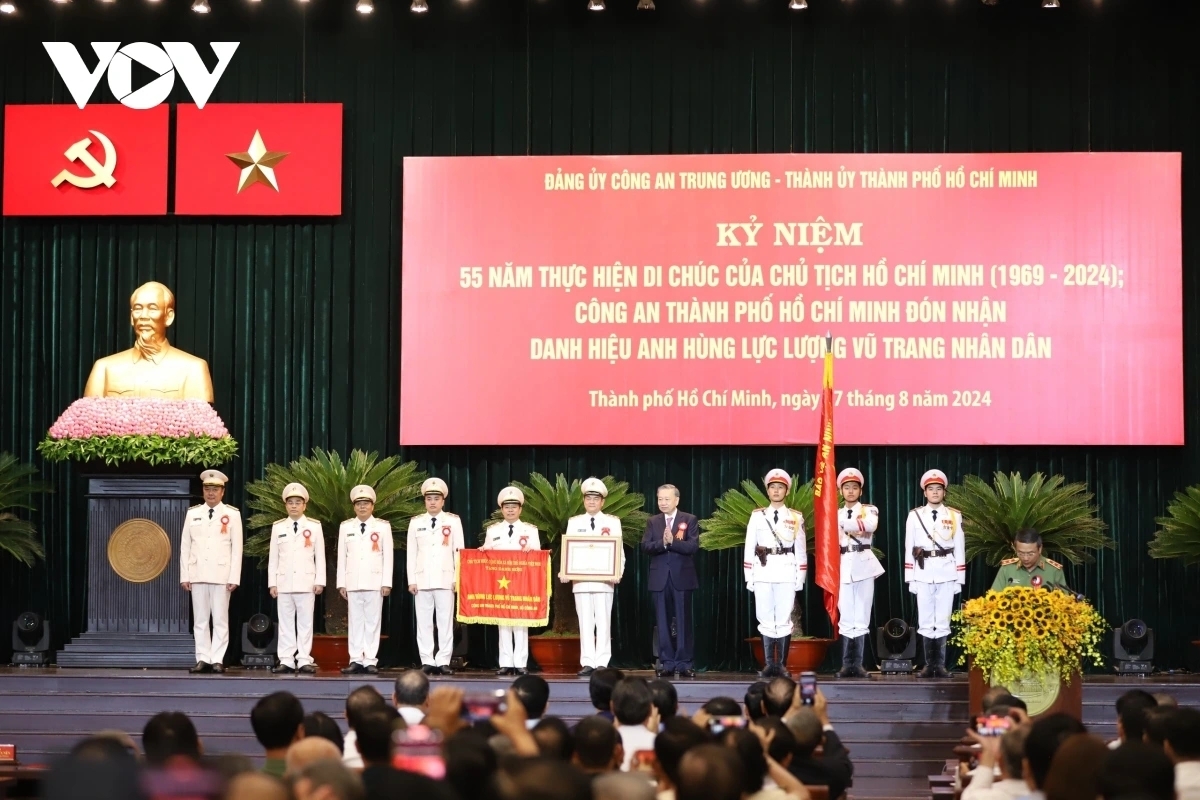 Tổng Bí thư, Chủ tịch nước Tô Lâm trao danh hiệu Anh hùng Lực lượng vũ trang nhân dân cho Công an TP.HCM.