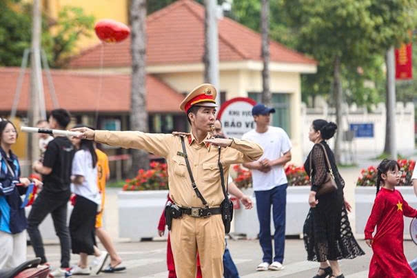 Cảnh sát giao thông Hà Nội phân luồng