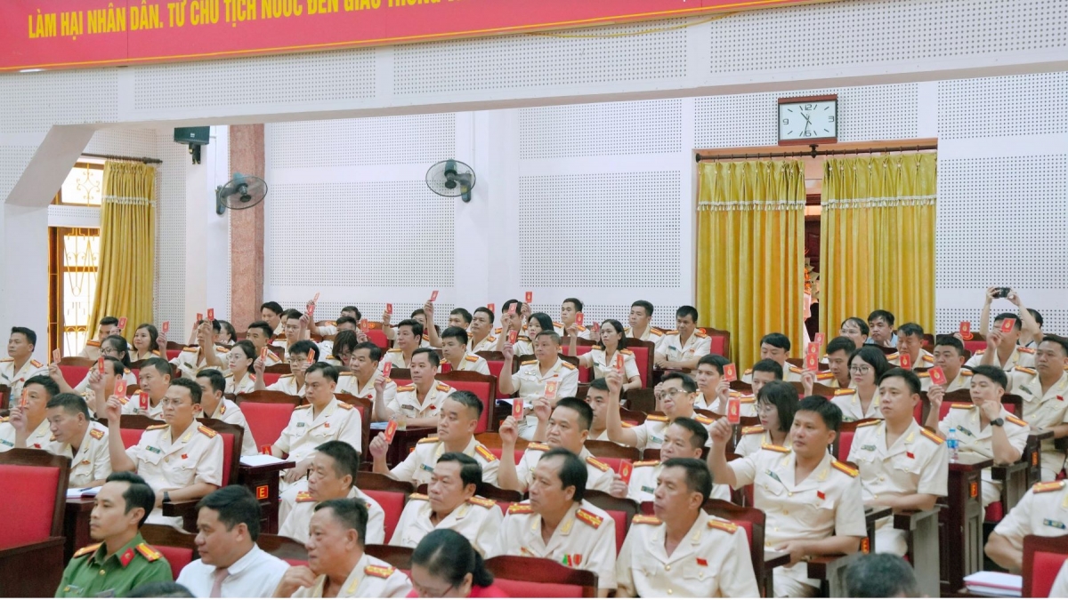 Các đại biểu biểu quyết thông qua Nghị quyết đại hội