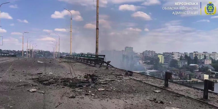 Một đoạn của cầu Ostrivskyi bị hư hại sau cuộc tấn công. Ảnh: New Voice 