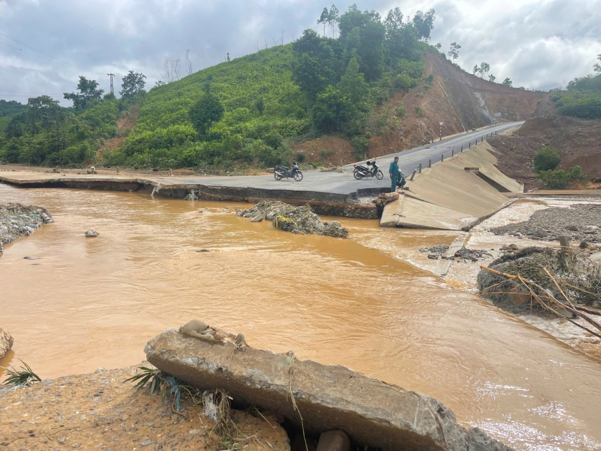 Cầu tràn trên Đường tỉnh 571 bị mưa lũ cuốn trôi