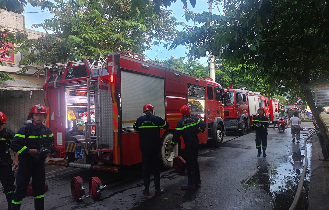 Cảnh sát phòng cháy chữa cháy và phương tiện chuyên dụng tại hiện trường