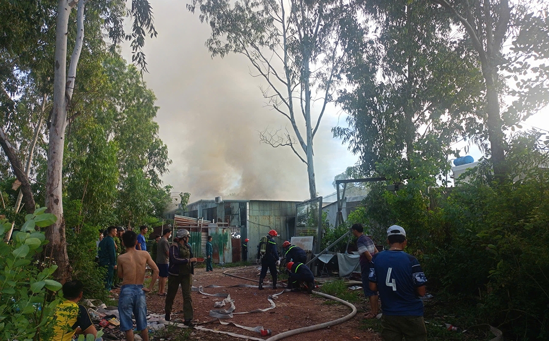 Đến 18 giờ đám cháy được dập tắt