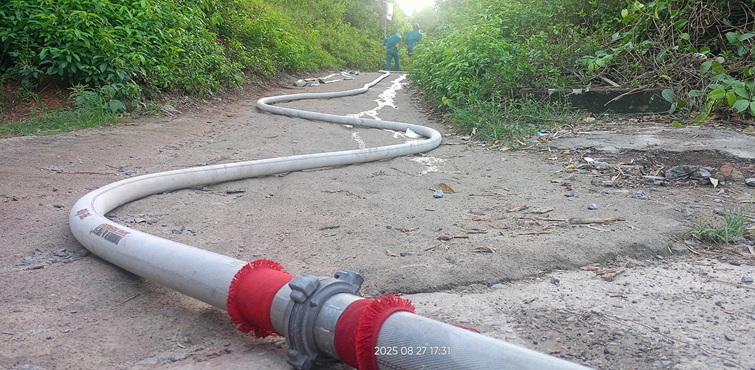 Hẻm khá sâu và nhỏ nên lực lượng cảnh sát rải dây đưa nước vào khá dài