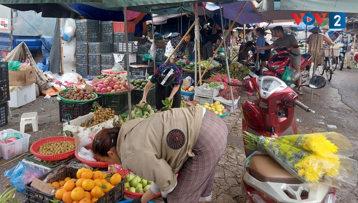 Chỉ cần một khoảng không là các chợ cóc, chợ tự phát xuất hiện với đủ mặt hàng